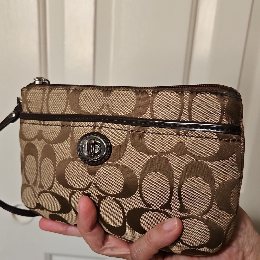 Coach  EUC Turn Lock Signature Wristlet with Bundle Accessories - Picture 2 of 9